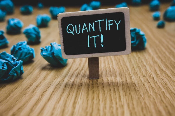 Пишу записку, показывающую количественный анализ. Измерьте размер или количество чего-то и выразить в цифрах Доска скомканные бумаги несколько попыток не удовлетворяет деревянный пол
.