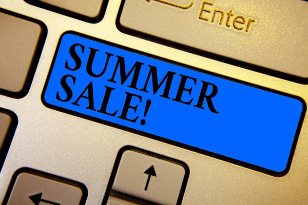 Begrebsmæssig håndskrift viser Summer Sale. Business foto tekst Årlige rabat begivenheder, der finder sted i sommersæsonen Keyboard blå nøgle skabe computer computing refleksion dokument . - Stock-foto