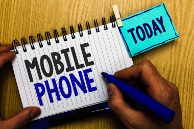 Kavramsal el cep telefonu gösterilen yazma. İş fotoğraf göndermek için kullanılan elde taşınır bir aygıtta vitrine almak aramaları ve mesajları adam holding marker fikirleri not defteri uyarı mektubu ahşap ifade.