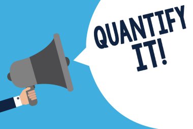 Megafon hoparlör konuşma balonu mesajı yüksek sesle konuşan tutan adam ölçmek onu ölçü birimi boyutunu veya miktarı bir şey ve hızlı olarak anlam kavramı numaraları el yazısı metin yazma.