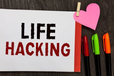 Word metin yazma hayat kesmek. Holding kağıt kalp ahşap arka plan görev kolayca açık defter sayfa işaretleri clothespin gerçekleştirerek basit ve akıllı teknikleri için iş kavramı.