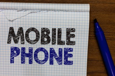 Word yazma metin cep telefonu. İş kavramı için göndermek için kullanılan elde taşınır bir aygıtta almak aramaları ve mesajları Marker yanı sıra defter sayfaları yırtık kağıtları birkaç çalışır hata buruşuk.