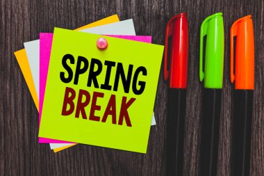 Kavramsal el bahar tatili gösterilen yazma. Tatil dönemi okul ve üniversiteler vitrine kağıt notları iletişim fikirleri işaretleri ahşap arka plan bahar döneminde iş fotoğraf.