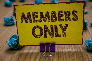 Kavramsal el yalnızca üyelerine gösterilen yazma. İş fotoğraf sınırlı bir birey için vitrine bir grup ya da kuruluş sarı kağıt buruşuk not kağıtları birkaç deneme tutan küçük ait..