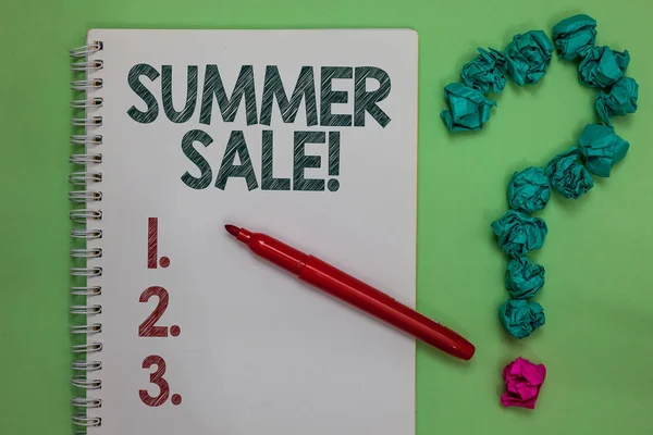 Tekst pisma Summer Sale. Koncepcja co oznacza roczny rabat zdarzenia, które odbywa się w letnim sezonie Notebook znacznik pogniecione dokumenty stanowiące tło zielony znak zapytania. — Zdjęcie stockowe