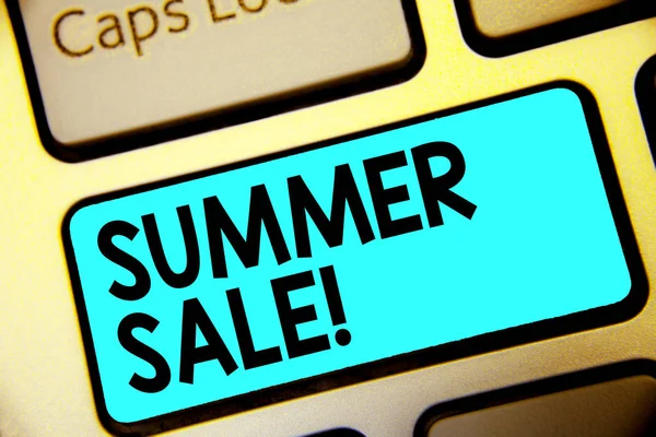 Schrijven van notitie weergegeven: zomer Sale. Zakelijke foto presentatie van jaarlijkse korting evenementen die plaatsvindt tijdens het zomerseizoen toetsenbord blauwe voornemen computer computing reflectie document Verdeelsleutel. — Stockfoto