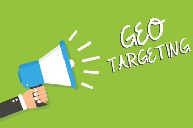 El yazısı metin coğrafi hedefleme. Dijital reklam sayısı IP adresi Adwords kampanyaları konumu yüksek sesle konuşan megafon hoparlör yeşil arka plan iletisi tutan adam anlam kavramı.