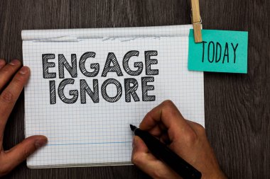 Meşgul görmezden yazma el yazısı metin. Uyarı mektubu clothespins tutan sessiz tavır manipülatif ceza somurtuyor Shunning açık defter clothespin anlam kavramı ahşap masa klipler.