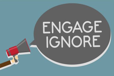 Meşgul görmezden gösterilen Not yazma. Küs müyüz manipülatif ceza somurtuyor Shunning megafon hoparlör konuşma balonu mesajı yüksek sesle konuşan tutan adam vitrine iş fotoğraf.