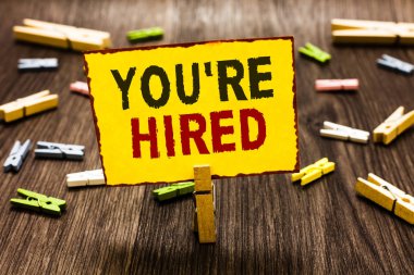 Yeniden işe el yazısı metin yazma. Yeni iş istihdam Newbie kayıtlı kabul işe birkaç clothespins ahşap zemin sarı kağıt Not tutarak Clothespin anlam kavramı.