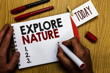 Keşfetmek Nture metin ofis portre dizüstü bilgisayar klavye üzerinde yapılan yazma. İş kavramı kopya ile siyah arka plan üzerine rezerv kamp koruma sefer Safari park çalıştay için