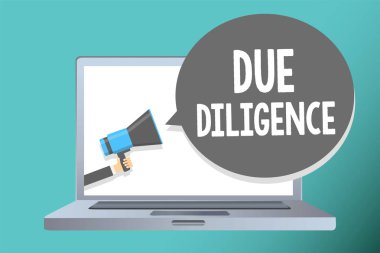 Due Diligence yazma el yazısı metin. Kapsamlı değerlendirme gönüllü soruşturma denetim megafon hoparlör konuşma balonu mesajı yüksek sesle konuşan tutan adam anlam kavramı.