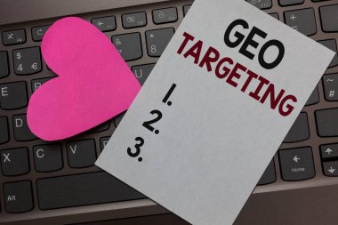 El yazısı metin coğrafi hedefleme. Dijital reklam sayısı IP adresi Adwords kampanyaları konum Kağıt Romantik güzel mesaj kalp klavye türü bilgisayar iyi duyguları anlam kavramı.