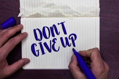 Don t değil Give Up gösterilen Not yazma. Hata tespit azmeden devam Believe kendinizi birkaç işaret defter sayfası buruşuk Kağıt tutan adam için vitrine iş fotoğraf çalışır.