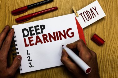 Derin öğrenme yazma el yazısı metin. Hiyerarşik soyutlamalar yapay zeka algoritmasını marker defter clothespin hatırlatma ahşap masa fincan kahve tutan adam anlam kavramı.