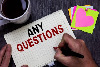 Kavramsal el herhangi bir soru gösterilen yazma. İş fotoğraf metin Clueless boş yüz ahşap masa kahve Kupası kupa fikirler vermesini soruşturma anlaşmazlıkları Probes sorunları adam bilmeceler holding marker.