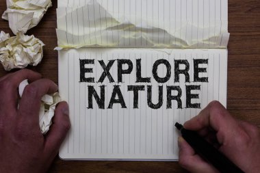 Keşfetmek Nture metin ofis portre dizüstü bilgisayar klavye üzerinde yapılan yazma. İş kavramı kopya ile siyah arka plan üzerine rezerv kamp koruma sefer Safari park çalıştay için