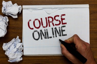 El yazısı metin Kursu Online. Kavram anlam elearning elektronik eğitim uzak çalışma dijital sınıf işaretçisi defter tutan adam kopyalanan sayfaları hatalar yaptım kağıtları buruşuk..