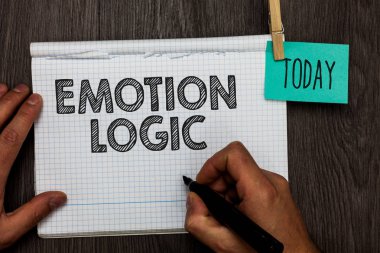 Duygu mantık yazma el yazısı metin. Uyarı mektubu clothespins tutan kalp ya da beyin ruh ya da istihbarat karışıklık eşit dengesi açık defter clothespin anlam kavramı ahşap masa klipler.