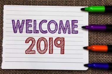 Kavramsal el hoş geldiniz 2019 gösterilen yazma. Yeni yıl kutlama motivasyon başlatmak alkış Tebrikler defter kağıt önemli hatırlatma işaretleri Jüt arka plan vitrine iş fotoğraf.