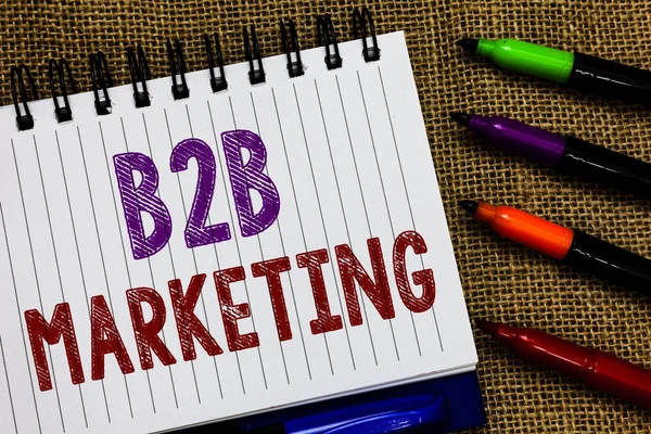 Signo de texto que muestra marketing B2B. Foto conceptual Asociación Empresas Cadena de Suministro Fusión Plomo Revender Cuaderno espiral abierto página yute fondo marcadores de colores Expresión de ideas . — Foto de Stock