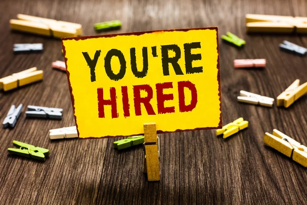 Yeniden işe el yazısı metin yazma. Yeni iş istihdam Newbie kayıtlı kabul işe birkaç clothespins ahşap zemin sarı kağıt Not tutarak Clothespin anlam kavramı.