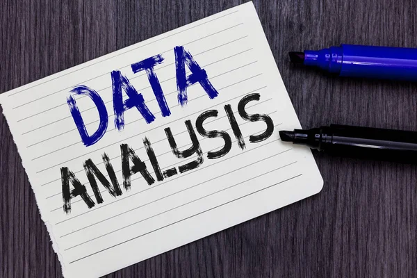 Schrijven van notitie weergegeven: Data-analyse. Zakelijke foto presentatie vertalen nummers aan analytische conclusie Forecasting Notebook papier herinnering communiceren ideeën Markers houten achtergrond. — Stockfoto