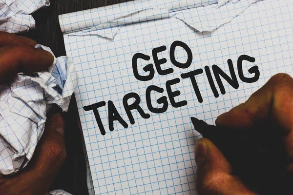 El yazısı metin coğrafi hedefleme. Kopyalanan sayfaları hatalar yaptım kağıtları dijital reklamları sayısı IP adresi Adwords kampanyaları konum işaretçisi defter tutan adam anlam kavramı buruşuk.