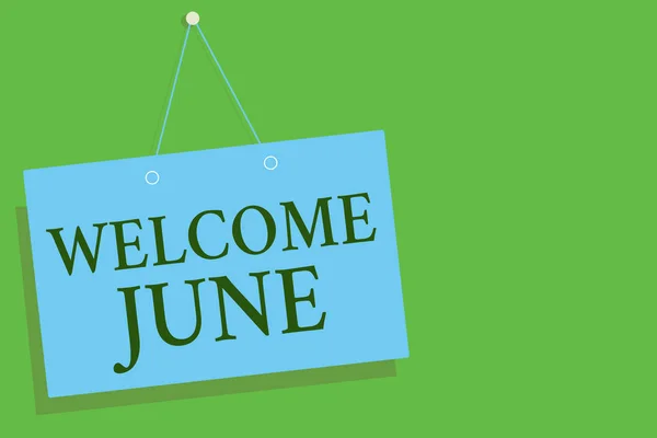 Signo de texto que muestra Welcome June. Foto conceptual Calendario Sexto Mes Segundo Trimestre Treinta días Saludos Tablero azul mensaje de la pared comunicación abierta cerrar signo verde fondo . — Foto de Stock