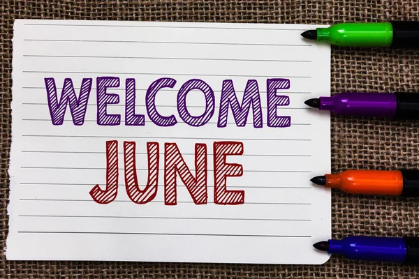 Kavramsal el hoş geldiniz Haziran gösterilen yazma. Takvim altıncı ay ikinci çeyrek otuz gün selamlar defter kağıt önemli hatırlatma işaretleri Jüt arka plan vitrine iş fotoğraf.