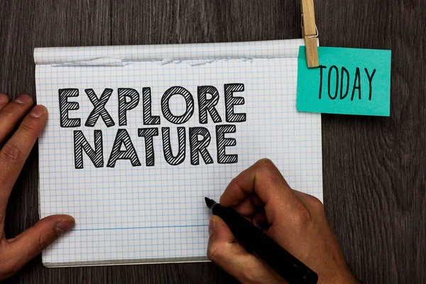 Keşfetmek Nture metin ofis portre dizüstü bilgisayar klavye üzerinde yapılan yazma. İş kavramı kopya ile siyah arka plan üzerine rezerv kamp koruma sefer Safari park çalıştay için