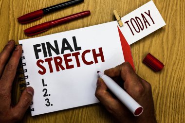 Son streç yazma el yazısı metin. Son bacak sonuç yuvarlak son sahne Finale yıl ender adam holding marker defter clothespin hatırlatma ahşap masa fincan kahve anlam kavramı.