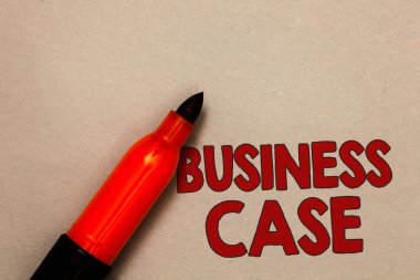 Word metin yazma Business Case. İçin teklif bir girişim sözlü sunu yeni görev açık kırmızı işaret niyeti mesaj fikirler bej arka plan iletişim iş kavramı.