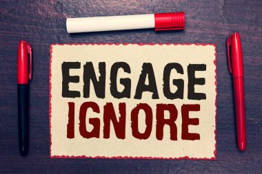 Meşgul görmezden gösterilen Not yazma. Ahşap arka plan ile fikirler iletişim sessiz tavır manipülatif ceza somurtuyor Shunning açık defter sayfa işaretçileri vitrine iş fotoğraf.