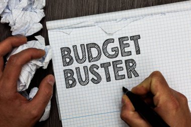 Word metin yazma bütçe Buster. Kağıtları birkaç çalışır hata yaptım iş kavramı kaygısız harcama pazarlık gereksiz alımları harcamaları marker defter tutan adam için buruşuk.
