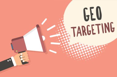 Kavramsal el coğrafi hedefleme gösterilen yazma. Dijital reklam sayısı IP adresi Adwords kampanyaları konumu megafon konuşma balonu pembe noktalı resim tutan adam vitrine iş fotoğraf.