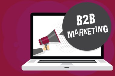 B2B pazarlama gösterilen Not yazma. Ortaklık şirketlerin tedarik zinciri birleşme açar sattığınız megafon bilgisayar ekranında konuşma balonu söz tutan adam vitrine iş fotoğraf.