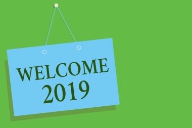 Hoşgeldiniz 2019 gösterilen metin işareti. Yakın işaret yeşil arka plan açık kavramsal fotoğrafı yeni yıl kutlama motivasyon başlatmak alkış Tebrikler mavi pano duvar mesajı iletişim.