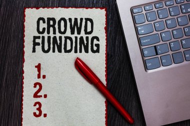 Kalabalık finansman yazma el yazısı metin. Siyah kalemi bilgisayar klavye ahşap arka plan bağış toplama Kickstarter başlangıç rehin Platform bağış parça kağıt kırmızı kenarlıklar anlam kavramı.