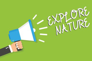 Düz tasarım iş illüstrasyon kavramı dijital pazarlama iş holding megafon için Web sitesi ve promosyon afiş. Çizgi film insan eli holding megafon. Sosyal medya kavramı.