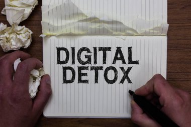 Dijital detoks gösterilen Not yazma. Ücretsiz, elektronik aygıtların bağlantısını kesin Unplugged marker defter tutan adam yeniden vitrine iş fotoğraf kağıtları kopyalanan sayfaları hatalar yaptım buruşuk.
