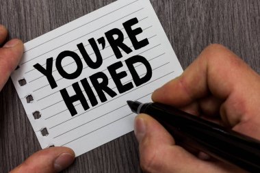 Kavramsal el yeniden gösterilen yazma tuttu. Yeni iş istihdam Newbie kayıtlı kabul işe işaret defter sayfa ahşap arka plan tutan adam vitrine iş fotoğraf.