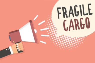 Kavramsal el kırılgan kargo gösterilen yazma. Kırılabilir ele umurumda Bubble Wrap cam tehlikeli mallar megafon konuşma balonu pembe noktalı resim tutan adam ile vitrine iş fotoğraf.