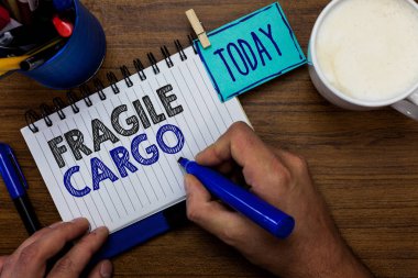 Kırılgan kargo gösterilen metin işareti. Kavramsal fotoğraf kırılabilir ele adamla umurumda Bubble Wrap cam tehlikeli ürünler marker defter clothespin hatırlatma ahşap masa fincan kahve holding.