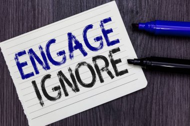 Meşgul görmezden gösterilen Not yazma. Küs müyüz manipülatif ceza somurtuyor Shunning defter kağıt Anımsatıcı iletişim fikirleri işaretleri ahşap arka plan vitrine iş fotoğraf.