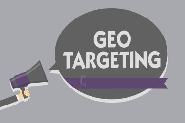 Coğrafi hedefleme gösterilen metin işareti. Kavramsal fotoğraf dijital reklam sayısı IP adresi Adwords kampanyaları konumu Man holding megafon hoparlör konuşma balonu mesajı yüksek sesle konuşan.