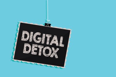 Kavramsal el dijital detoks gösterilen yazma. Ücretsiz, elektronik aygıtların bağlantısını kesin yeniden Unplugged asılı blackboard ileti bilgi işareti mavi arka plana vitrine iş fotoğraf.