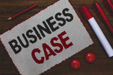 Kavramsal el Business Case gösterilen yazma. Teklifim girişim sözlü sunu yeni görev beyaz kağıt kırmızı vitrine iş fotoğraf belirteçleri kalemleri ahşap arka plan sınırları.