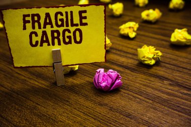 Kırılgan kargo gösterilen Not yazma. Kırılabilir ele umurumda Bubble Wrap cam tehlikeli mallar sarı kağıt buruşuk not kağıtları birkaç deneme tutan Clothespin ile vitrine iş fotoğraf.