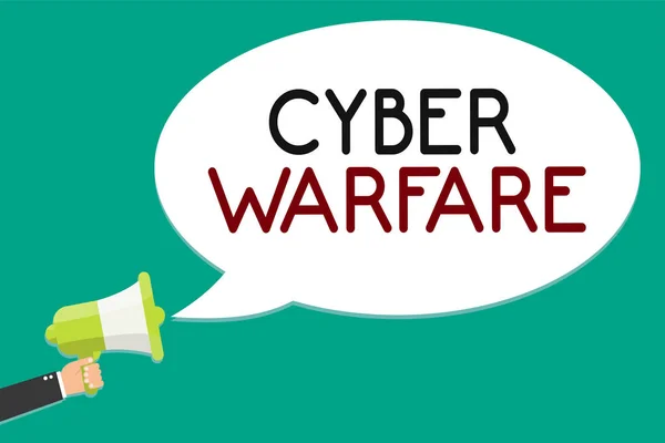 Scrittura di testi a mano Cyber Warfare. Concetto significato Guerra Virtuale Hacker di Sistema Attacchi Ladro Digitale Stalker Man in possesso di megafono altoparlante messaggio di bolla vocale parlando ad alta voce . — Foto Stock